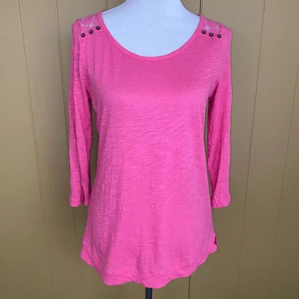 Express women M scoopneck 3/4 sleeve top w/lace back & side slits
